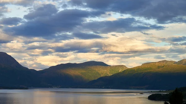 挪威克利斯蒂安森德附近的戏剧性云山景观 — 图库照片