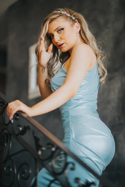 Uma Mulher Elegante Posando Vestido Azul Escada — Fotografia de Stock