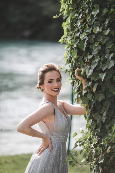 Retrato Una Joven Vestida Gris Posando Parque Bosnia Herzegovina —  Fotos de Stock