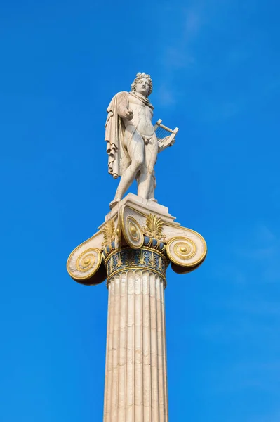 アポロ国立大学とカポディリアン大学の神の像 ギリシャのアテネの中心部 — ストック写真
