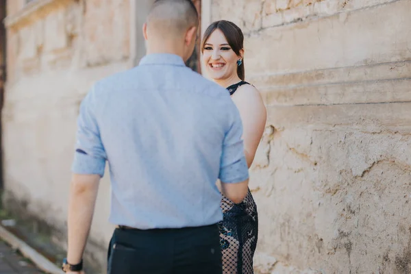 Belo Casal Feliz Elegantemente Vestido Perto Uma Parede Tijolo Livre — Fotografia de Stock