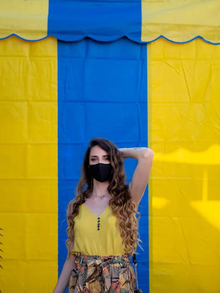 Retrato Una Mujer Rubia Caucásica Con Una Máscara Facial Fondo — Foto de Stock