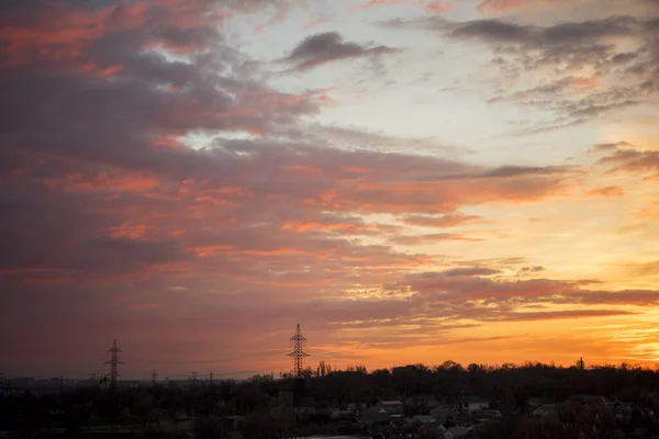 Fascinerande Utsikt Över Färgglada Molnen Ovanför Liten Stad Solnedgången — Stockfoto