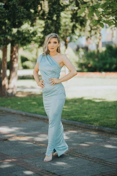 Uma Jovem Mulher Branca Atraente Vestido Azul Bebê Longo Posando — Fotografia de Stock