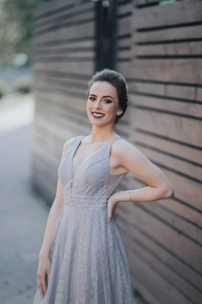 Enfoque Superficial Una Mujer Caucásica Sonriente Que Usa Vestido Gris —  Fotos de Stock