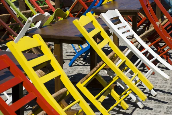 Закрытый Сад Ресторана Средиземноморскими Разноцветными Стульями Греческом Острове Крит — стоковое фото
