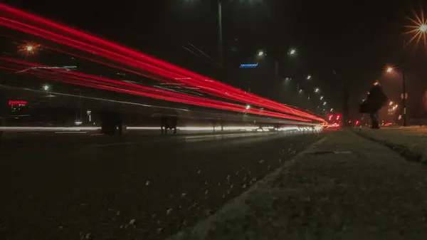 暗い夜に街の赤い光の長い露出ショット — ストック写真