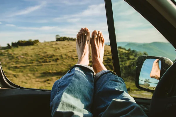 Närbild Bild Manliga Nakna Fötter Ett Bilfönster Ett Landsbygdslandskap — Stockfoto