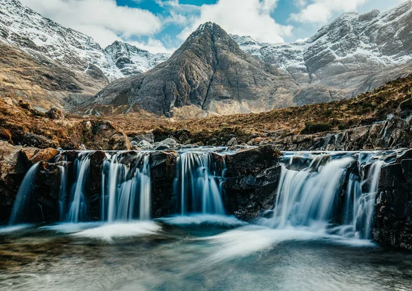 Fascinerande Utsikt Över Snötäckta Steniga Berg Och Ett Vattenfall Molnig — Stockfoto