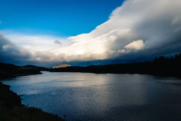 Ein Schöner Blick Auf Einen Welligen See Unter Dem Schönen — Stockfoto