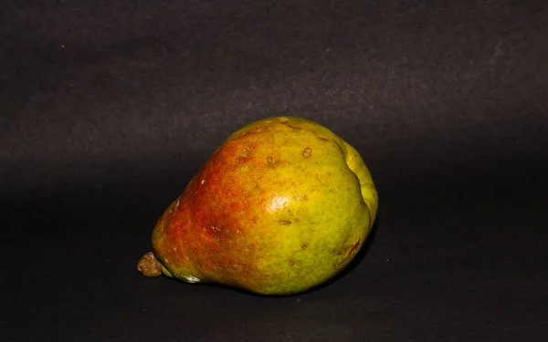 黒い表面に梨のクローズアップショット — ストック写真
