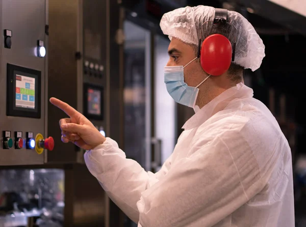 Capua Italië Jun 2021 Voedingstechnicus Werkzaam Een Voedselverwerkende Fabriek — Stockfoto
