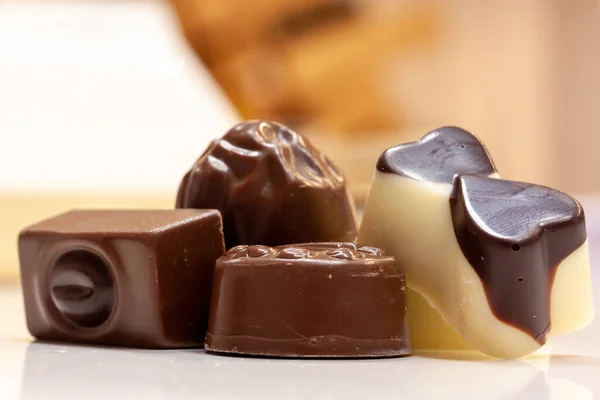 Gros Plan Bonbons Chocolat Assortis Sur Une Table — Photo