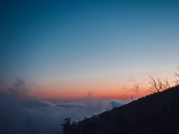 Ein Atemberaubender Blick Auf Den Blauen Und Roten Sonnenuntergangshimmel Über — Stockfoto
