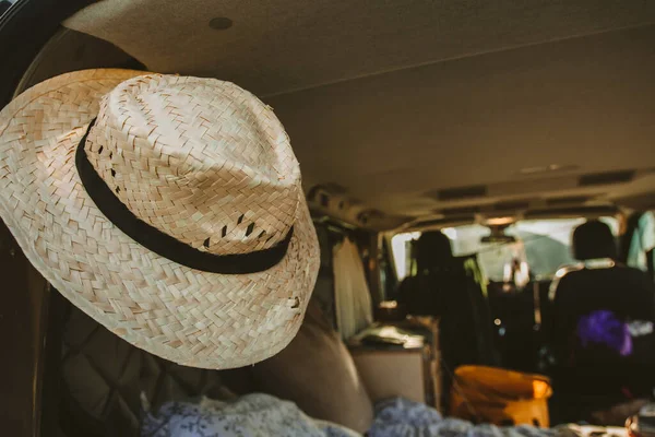 Tiro Close Interior Carro Com Chapéu Primeiro Plano Visão Traseira — Fotografia de Stock