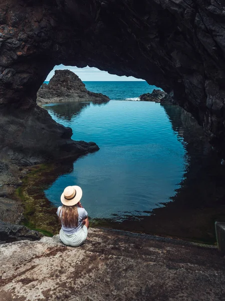 Una Foto Vertical Una Mujer Rubia Con Sombrero Disfrutando Vista — Foto de Stock