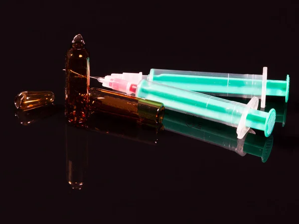 Closeup Shot Two Syringes Broken Ampules Dark Background — Stock Photo, Image