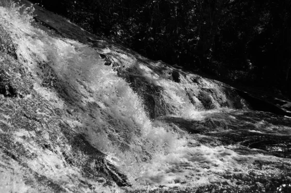 Šedivý Záběr Horské Řeky Skrz Skály — Stock fotografie