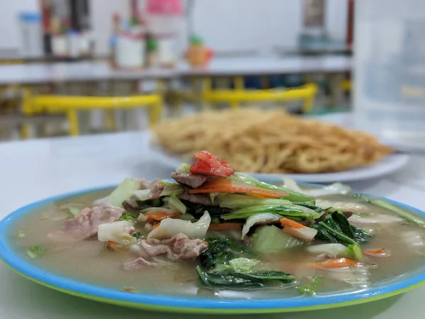 Close Uma Sopa Deliciosa Com Outro Prato Fundo — Fotografia de Stock