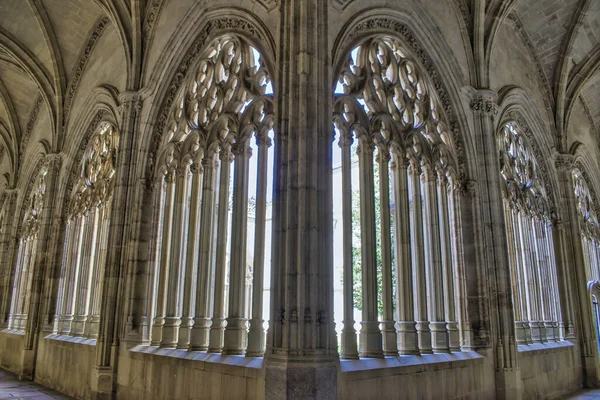 スペインのセゴビアのゴシック様式の大聖堂回廊の閉鎖ショット — ストック写真