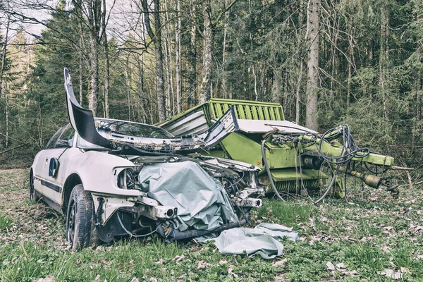 森の中の古い車の難破船 — ストック写真