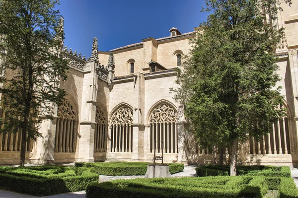 Primer Plano Claustro Con Jardín Pozo Agua Catedral Segovia España — Foto de Stock