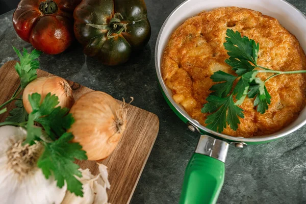 Nahaufnahme Einer Leckeren Suppe Mit Tomaten Zwiebeln Knoblauch Und Gemüse — Stockfoto