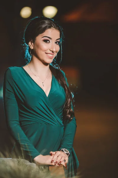 Colpo Verticale Una Giovane Femmina Caucasica Posa Elegante Abito Verde — Foto Stock
