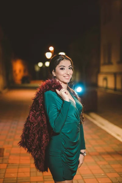 Tiro Vertical Uma Jovem Mulher Caucasiana Posando Elegante Vestido Verde — Fotografia de Stock