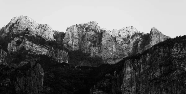 Een Grijs Shot Van Rotsachtige Bergen Met Pieken Onder Fel — Stockfoto