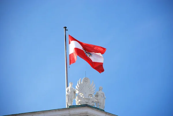 首都ウィーンのオーストリア議会の屋根の上にオーストリアの旗 — ストック写真