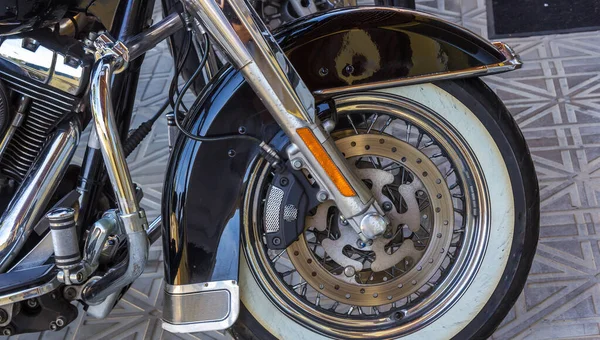 黒いオートバイの車輪のクローズアップショット — ストック写真
