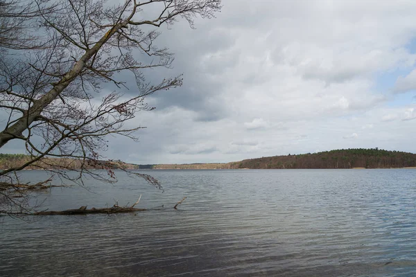 Vacker Utsikt Över Sjö Molnig Himmel — Stockfoto