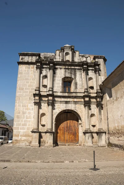 18世纪教堂和修道院废墟Las Capuchinas的外围 位于殖民城市教科文组织的安提瓜世界遗产遗址 — 图库照片