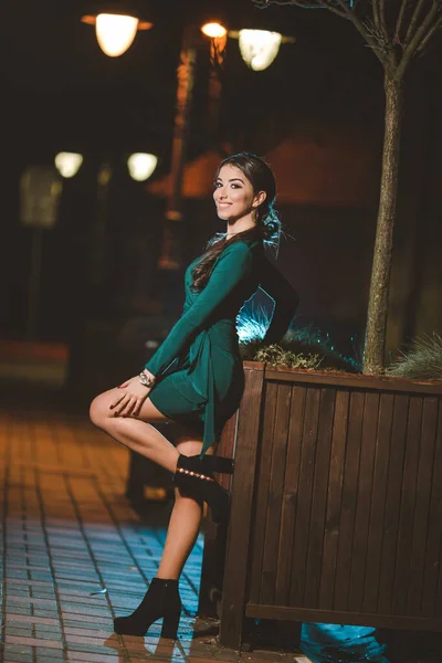 Tiro Vertical Uma Jovem Mulher Elegante Vestido Verde Posando Livre — Fotografia de Stock