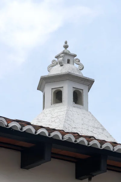 스페인식 주택에 과테말라의 스페인 사유지 옥상에 — 스톡 사진