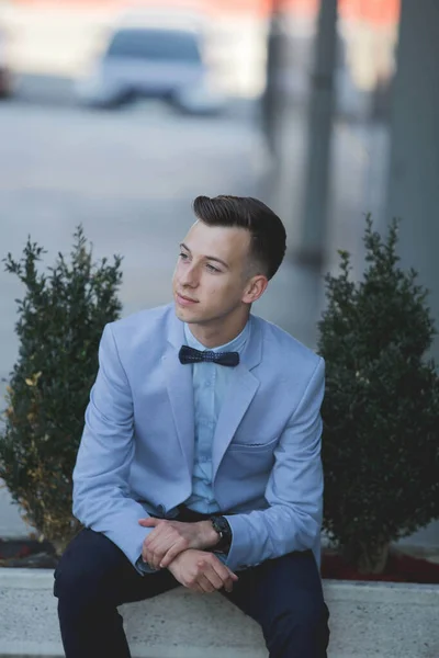 Homem Bonito Elegante Terno Sentado Vaso Flores Pedra — Fotografia de Stock