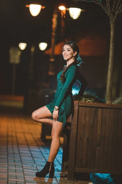 Een Jonge Vrouw Uit Bosnië Herzegovina Een Groene Elegante Jurk — Stockfoto