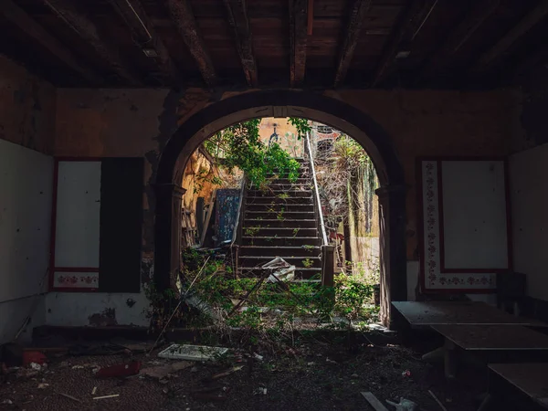 Een Boog Ingang Van Oud Verlaten Gebouw Leidend Naar Trap — Stockfoto