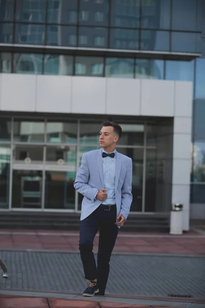 Joven Con Estilo Traje Frente Edificio Moderno — Foto de Stock