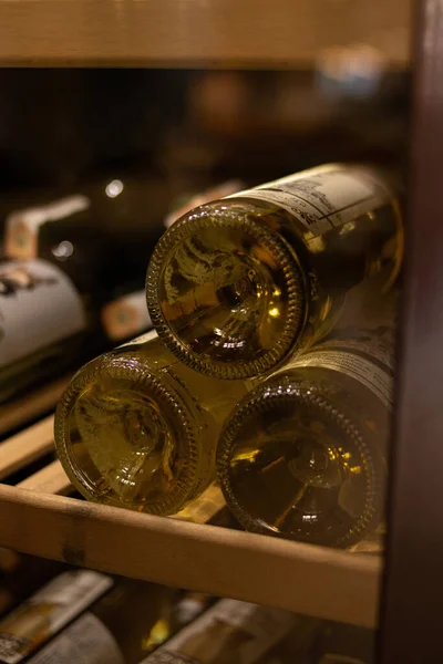 棚の上のワインボトルのクローズアップショット — ストック写真