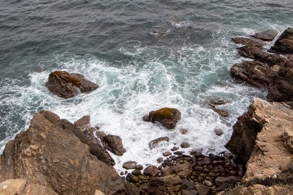 Güzel Beyaz Dalgalar Kayalara Çarpıyor — Stok fotoğraf