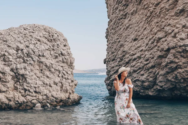 Mujer Elegante Vestido Largo Verano Blanco Pie Hermosa Playa Beritnica — Foto de Stock