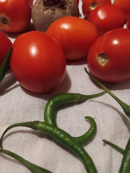 Zbliżenie Ujęcia Dojrzałych Pomidorów Zielonej Papryki Powierzchni Tkaniny — Zdjęcie stockowe