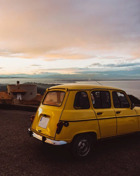 Plan Vertical Une Vieille Voiture Jaune Avec Paysage Marin Arrière — Photo