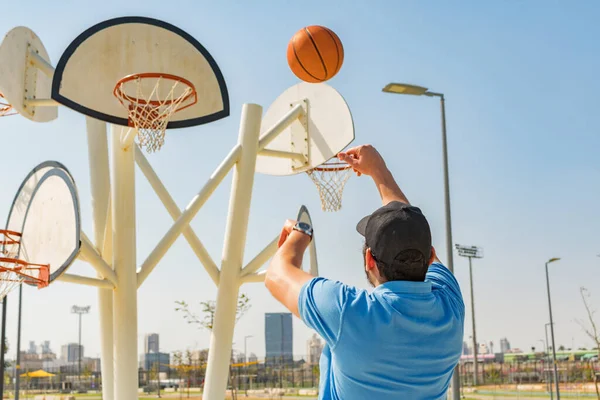 Egy Fiatal Férfi Aki Kosárlabdázik Egy Sportparkban Napfényben — Stock Fotó