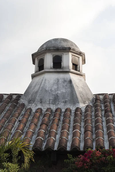 具有西班牙风格的房屋中的穹顶 安提瓜的西班牙遗产 私人财产屋顶上的室外壁炉的详细情况 — 图库照片