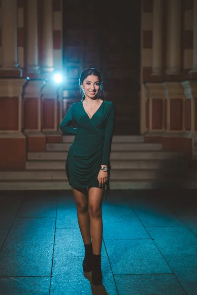 Uma Jovem Mulher Bósnia Herzegovina Vestido Elegante Verde Posando Parque — Fotografia de Stock