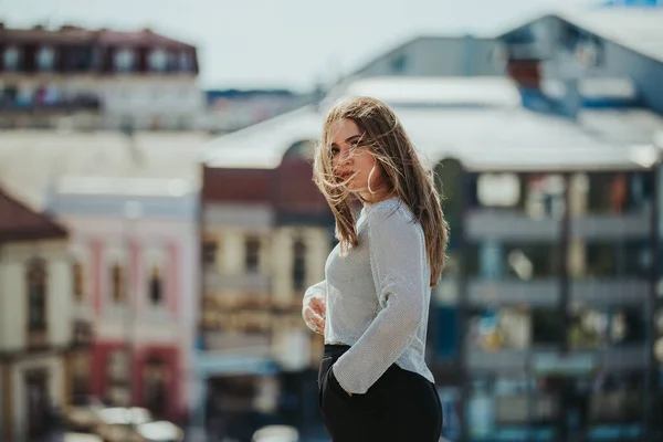 Знімок Ковдри Білої Кавказької Жінки Класичному Одязі Позі Фотографії — стокове фото