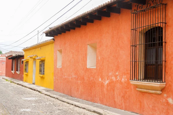 殖民建筑 拉安提瓜危地马拉市的西班牙裔遗产 房屋和私人财产的立面和外部绘画细节 — 图库照片